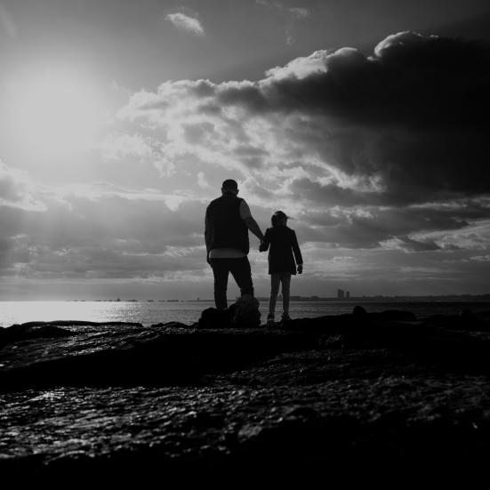 To mænd på en strand, far og søn?